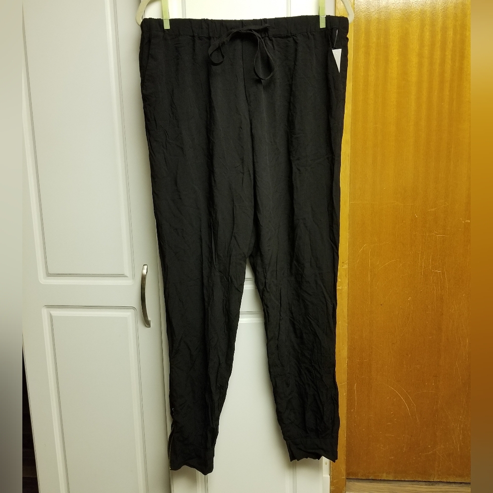 👙Max Studio jogger pants with front tie/pockets and side ankle zippers